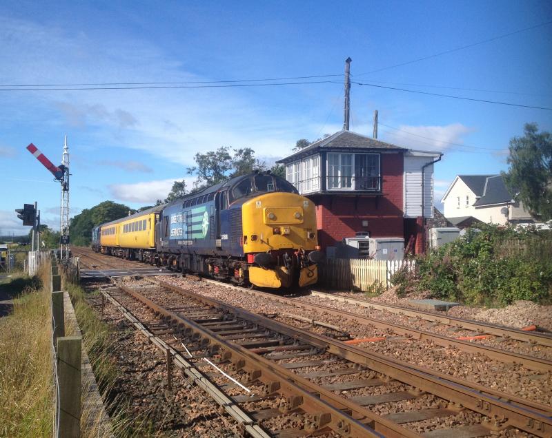 37688 and 37402 1Q13 Millerhill to Aberdeen at Errol SB & LC: Photo of 37688 and 37402 1Q13 Millerhill to Aberdeen at Errol SB & LC