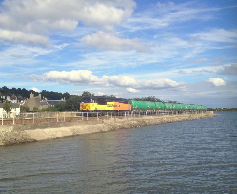 56105 skirting the Firth of Forth at Culross: Photo of 56105 skirting the Firth of Forth at Culross