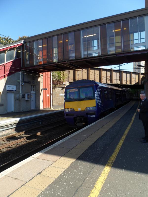 320302 arrives at Motherwell : Photo of 320302 arrives at Motherwell