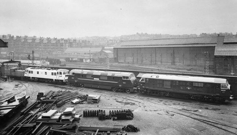 Photo of Warship (and 21 and 84) in Glasgow