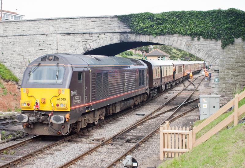 VSOE Pullmans: The empty stock has been brought into the station for the trip back to London 1Z92 1605 off Swanage to Victoria. Note the end of the platform by the sixth coach to the right under the bridge! Photo of VSOE Pullmans