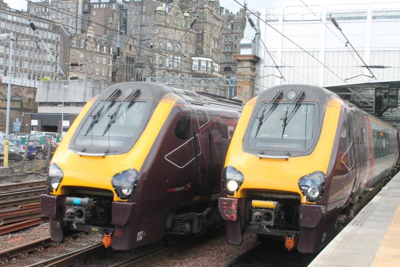 221120 passing 221128: Photo of 221120 passing 221128