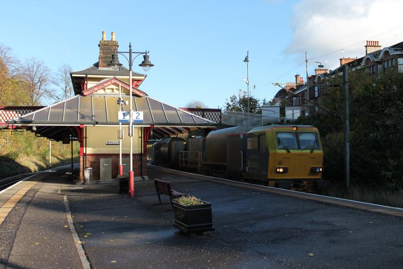 Cathcart Circle sandite: An MPV passes through Maxwell Park on 3 November 2013 with a Neilston-Mossend via Glasgow Central sandite working. Photo of Cathcart Circle sandite