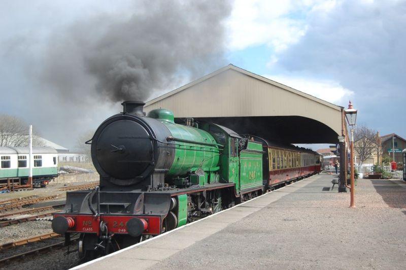 Morayshire_A.jpg: Morayshire stands at the head of the 1350 to Birkhill at Boness on the 9th April 2008 Photo of Morayshire_A.jpg