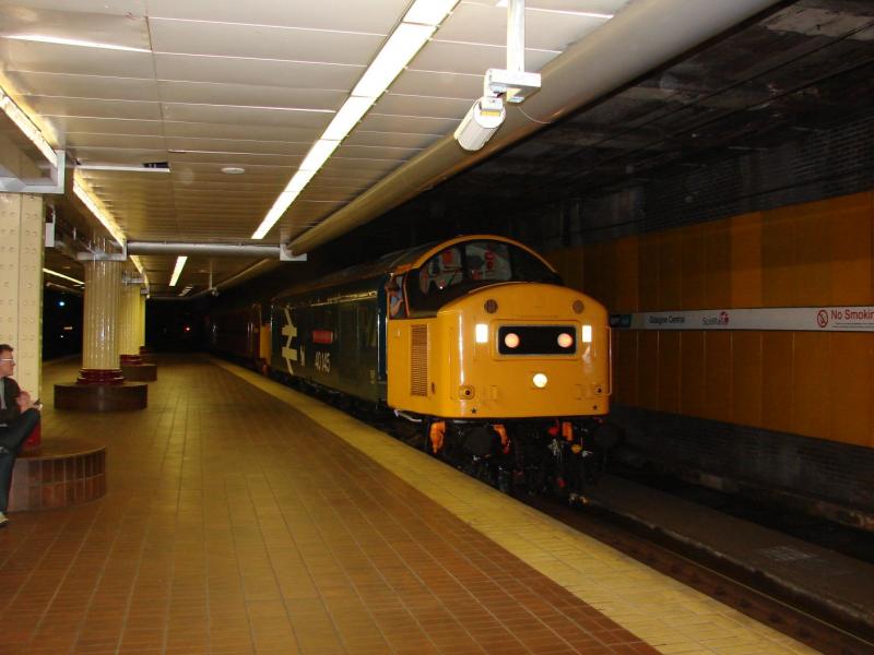 40145_Aug_23rd_2007.jpg: 40 145 on the return leg of its trip from Carlisle to the West Highland line on 23rd Aug 2007, seen here passing through Glasgow Central (low-level) at night. Photo of 40145_Aug_23rd_2007.jpg