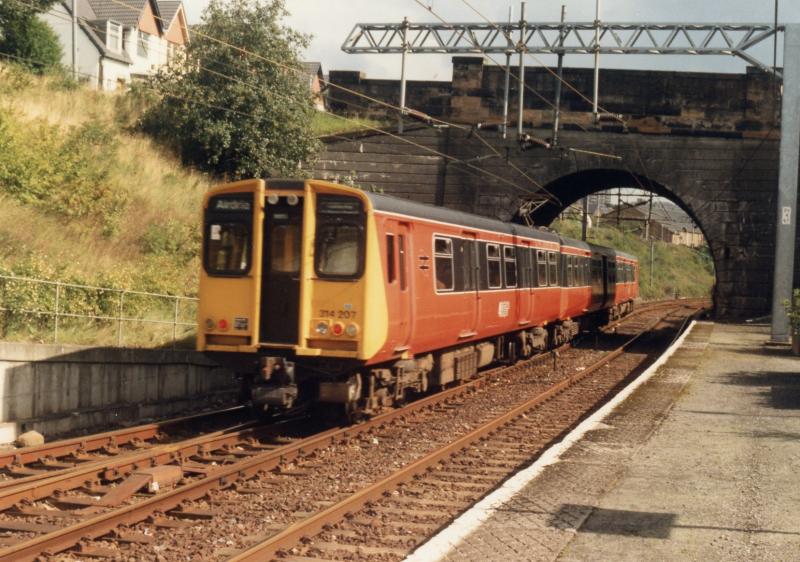 Old orange order: 314207 on a Helensburgh to Airdrie train at Dalmuir in summer 1988 Photo of Old orange order