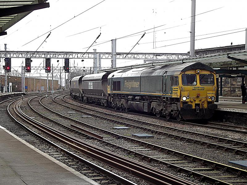 66545 at Carlisle: Freightliner 66545 arrives at Carlisle, with another set of empty coal hoppers, from Fiddlers Ferry to Hunterston, on Saturday 28th December 2013. Photo of 66545 at Carlisle