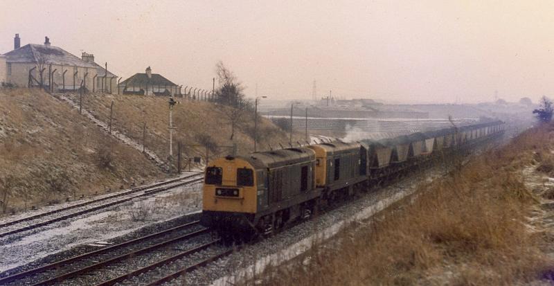 860113 20171 and 20097 pass Hurlford box with a Knockshinnoch to Ayr harbour coal train.jpg: Photo of 860113 20171 and 20097 pass Hurlford box with a Knockshinnoch to Ayr harbour coal train.jpg