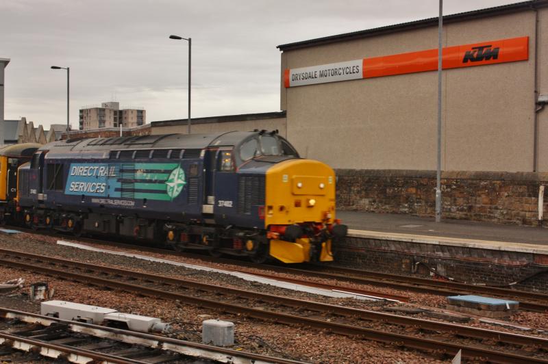 37402 rolling through plat 1 at perth, 402 went solo to mossend after its pal 688 expired at inverness.: Photo of 37402 rolling through plat 1 at perth, 402 went solo to mossend after its pal 688 expired at inverness.