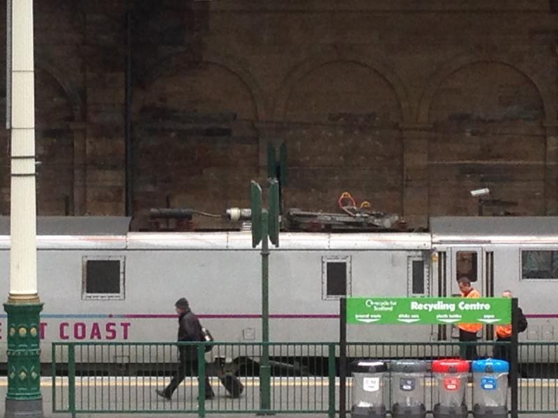 91108 in Edinburgh: 91108 Sat in Edinburgh plat 2 on 25/03/2014 after returning from abbeyhill/portobello area after its pan had flipped. Suppose to of formed 1230 to KGX Photo of 91108 in Edinburgh
