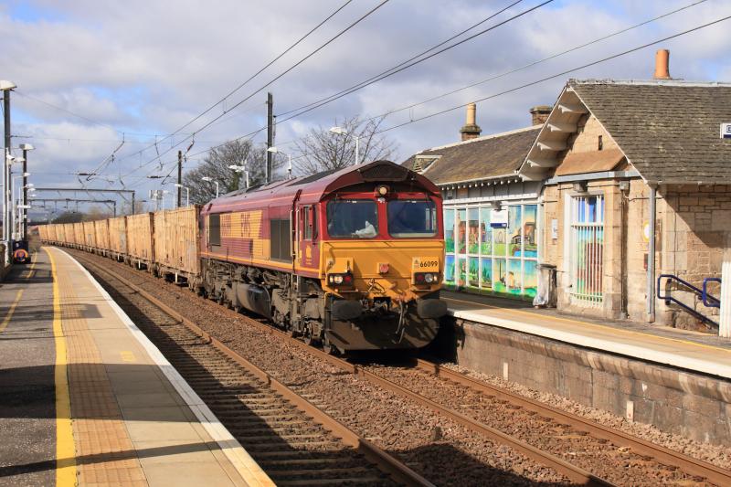 66099 on Bins: 66099 passing through Prestonpans on 6B45 Powderhall to Oxwellmains on 08/04/2014. Photo of 66099 on Bins