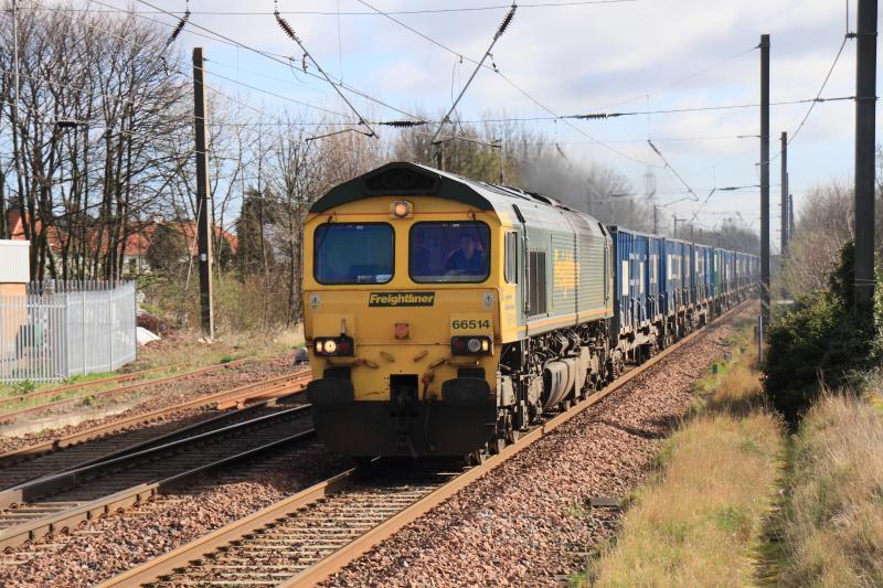 66514 on 6M00: 66514 approaching Prestonpans on 6M00 09.58 Oxwellmains to Bredbury on 08/04/2014. Photo of 66514 on 6M00