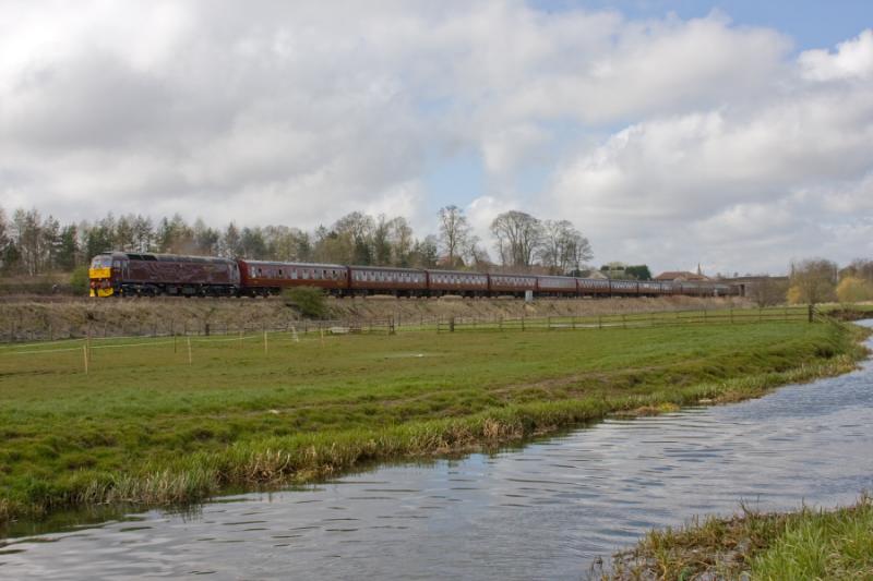 WCRCs new toy 47760: 47760 hauls Green Express Railtours charter 1Z48 Skipton - Dundee north of cupar. Photo of WCRCs new toy 47760