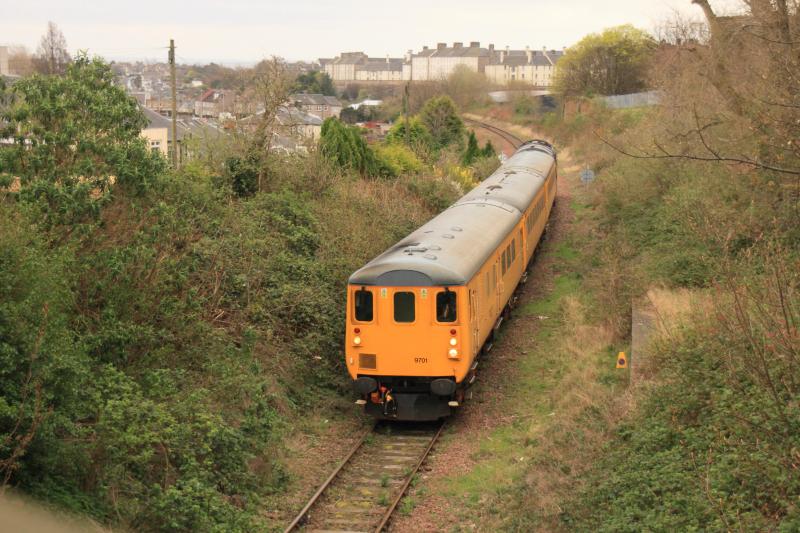 1Q13: DBSO 9701 leading 37601 on 1Q13 Mossend to Craigentinny passing the site of Meadowbank Stn on 09/04/2014 Photo of 1Q13