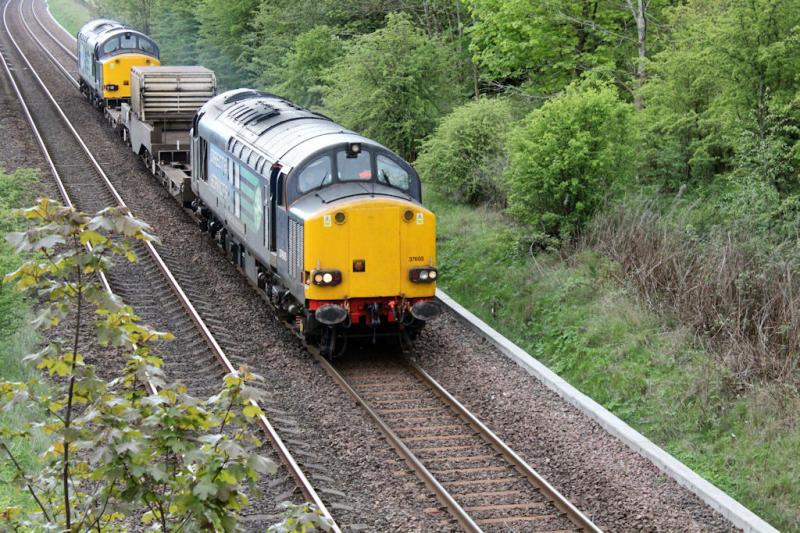 37605 TnT 37602 - 6S99 - Luncarty: Late running heading north Photo of 37605 TnT 37602 - 6S99 - Luncarty