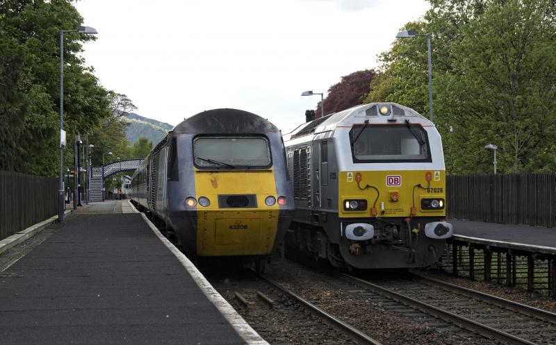 67026 CROSSES THE INVERNESS BOUND HST AT PITLOCHRY 10.5.14.jpg: Photo of 67026 CROSSES THE INVERNESS BOUND HST AT PITLOCHRY 10.5.14.jpg