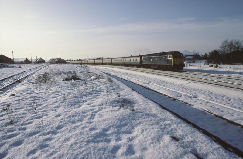 47480 @ Ladybank: 47480 passes Ladybank with the 08.10 Newcastle to Aberdeen. 21st Jan 1984 Photo of 47480 @ Ladybank