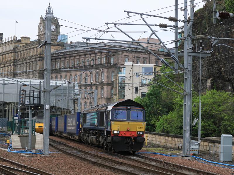 66423: 66423 on 4D47? 11.20 Inverness Freight Sidings to Mossend Up Yard passing 43384 on 5Z75 in platform 2 Edinburgh Waverley on 18/05/2014 Photo of 66423