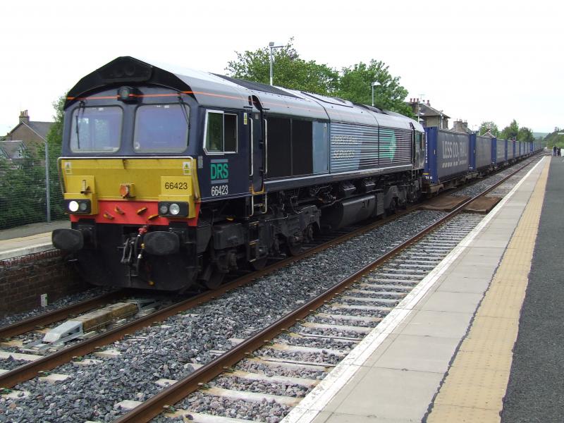 66423 at Ladybank: 66423 heads the diverted 4Z47 Inverness to Mossend Stobart containers south through Ladybank on Sunday 18 May 2014 Photo of 66423 at Ladybank