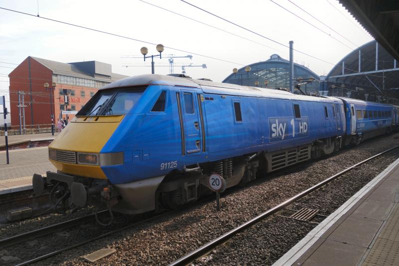 91125 sits in the sun at Newcastle: 91125 sits in the sun at Newcastle after arrival with 1N21 from Kings Cross Photo of 91125 sits in the sun at Newcastle