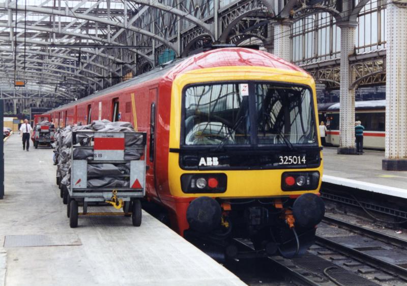 Loading up: 325014 at No 11 Glasgow Central in August 1996 forming the 1252 to Crewe. Photo of Loading up