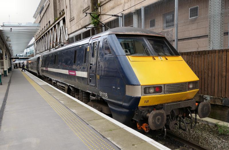 91118 awaits departure from Edinburgh .: 91118 awaits departure from Edinburgh with 1E23 for Kings Cross. Photo of 91118 awaits departure from Edinburgh .