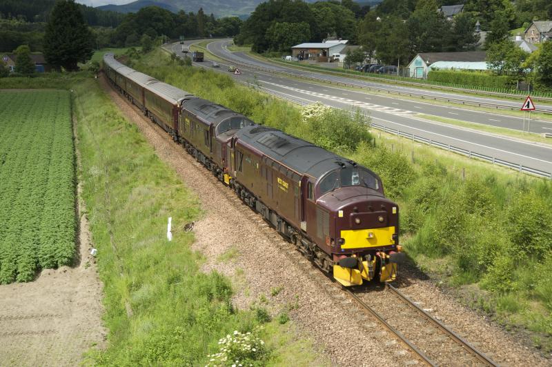 Scotsman at Ballinluig: 37685/516 on the Scotsman (1H82) pass Ballinluig. Photo of Scotsman at Ballinluig