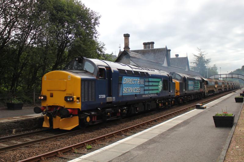 37259 and 37610 - 6K40 Mossend - Achnasheen autoballasters: Blasting thru Dunkeld 08:54 & a Toot as well
Photo of 37259 and 37610 - 6K40 Mossend - Achnasheen autoballasters