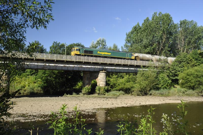 66622 6A65 0913 Oxwellmains Lafarge - Aberdeen Craiginches: 66622 crosses the River Tay in perfect weather conditions and heads towards Barnhill SB Photo of 66622 6A65 0913 Oxwellmains Lafarge - Aberdeen Craiginches