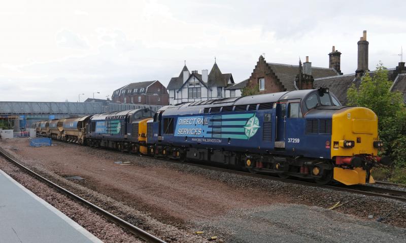37259 & 602 pass Larbert with 6K40 for Ardgay.: 37259 & 602 pass Larbert with 6K40 for Ardgay. Photo of 37259 & 602 pass Larbert with 6K40 for Ardgay.