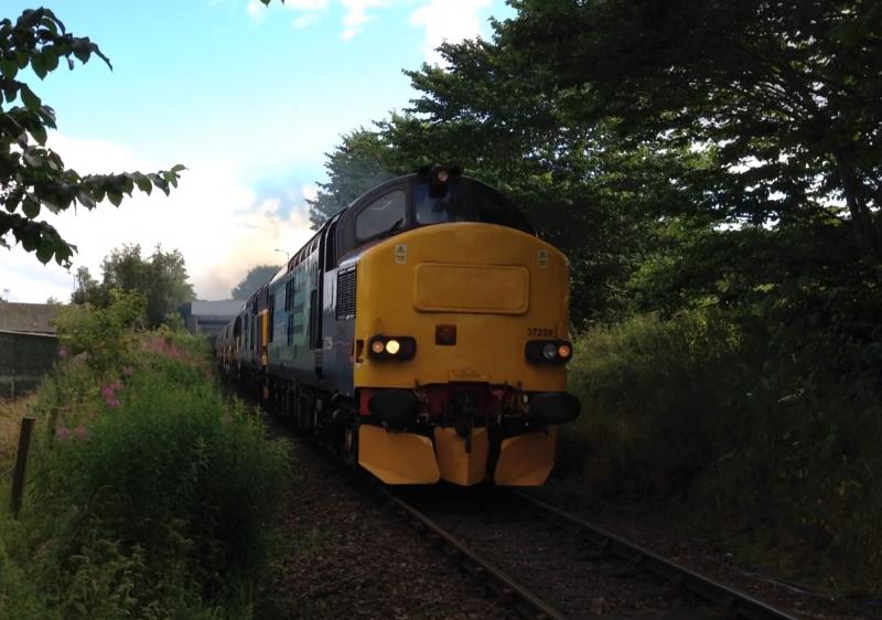 37259 + 37602 - Monday 14 July 2014 - Maryburgh: 37259 + 37602 on the 602U 0804 Millerhill S.S to Ardgay Photo of 37259 + 37602 - Monday 14 July 2014 - Maryburgh