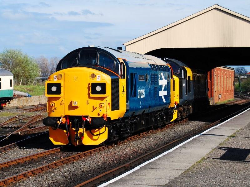 37025/37175: Bo'ness tractors in the sun 26/4/08 Photo of 37025/37175