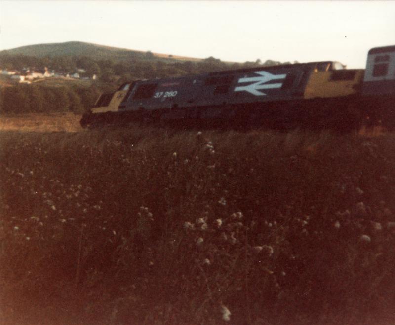 37260 Radio Highland derailment - Dingwall - 14 September 1987: Derailed 37260 Radio Highland just after the Kyle line junction at Dingwall on the 2H85 1755 Inverness to Kyle of Lochalsh Photo of 37260 Radio Highland derailment - Dingwall - 14 September 1987