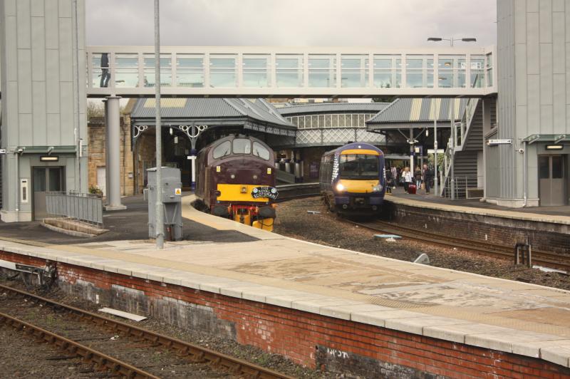 37685 in p2 at perth during 1H82 run round. : Photo of 37685 in p2 at perth during 1H82 run round.