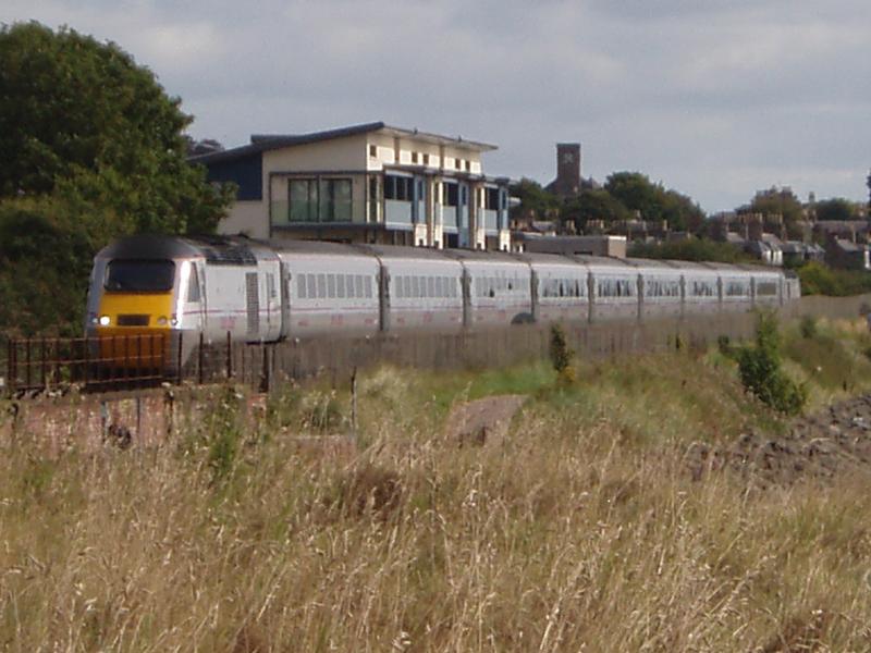 East Coast 43206/EC64/43277: 43206 leads Ec64 and the 1E15 from Aberdeen to London Kings Cross, seen here approaching Balmossie Station AT SPEED!
43277 on the rear. Photo of East Coast 43206/EC64/43277