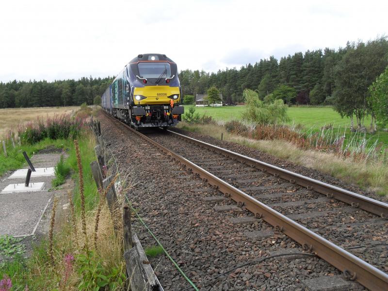 At Kinclaven: 68006 on the 4D47 Inverness- Mossend at Kinclaven crossing between Murthly and Stanley on 18th August 2014 Photo of At Kinclaven