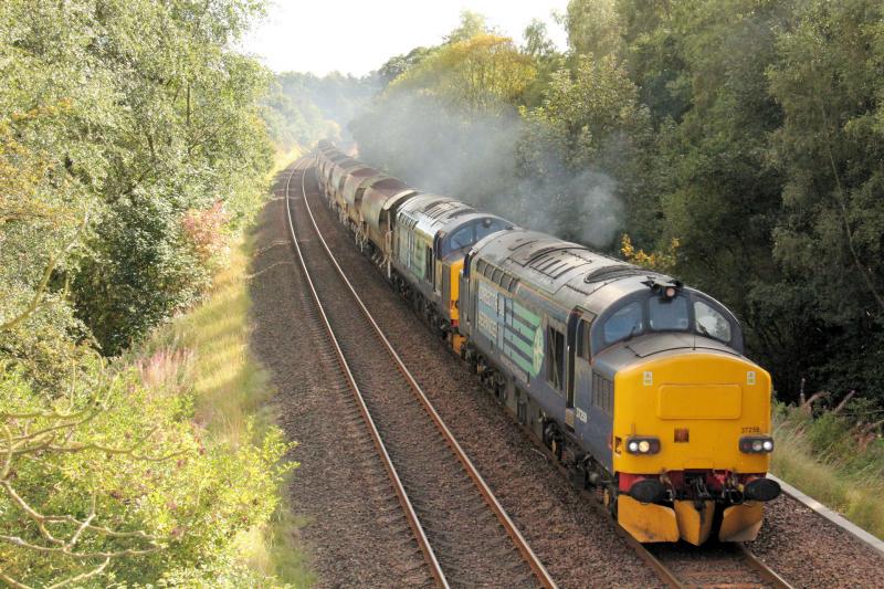 37259 and 37602 - 6K21 Millerhill - Inverness: Approaching Waulkmill bridge Luncarty having left Perth early @ 1630.
Plenty of clag and toot from the driver. Photo of 37259 and 37602 - 6K21 Millerhill - Inverness