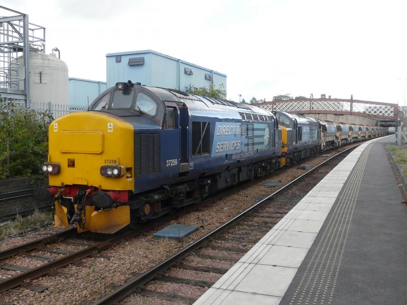 37259 and 37602 with autoballasters at Perth: DRS 37259 leads 37602 on the 6K21 autoballasters at Perth during a stop-over while en route from Millerhill S.S. to Inverness T.C. on 30 August 2014. Photo of 37259 and 37602 with autoballasters at Perth