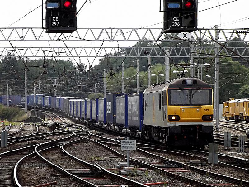 92019 at Carlisle: DRS operated and DB hired in 92019 arrives at Carlisle with 4S43 from Daventry to Mossend on Saturday 30th August 2014. Note that not all the containers now carried are Tesco or Stobart Photo of 92019 at Carlisle
