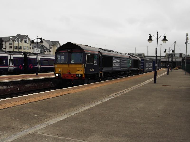 66305 on 4A13 Grangemouth to Aberdeen: Taken at Stirling today. Photo of 66305 on 4A13 Grangemouth to Aberdeen