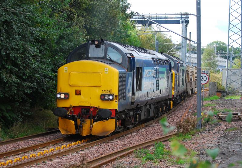 6M22 With 37259 & 218: 37259 & 218 With 6M22 descend to the Burma Road
Wed 24th Oct 2014
Photo of 6M22 With 37259 & 218
