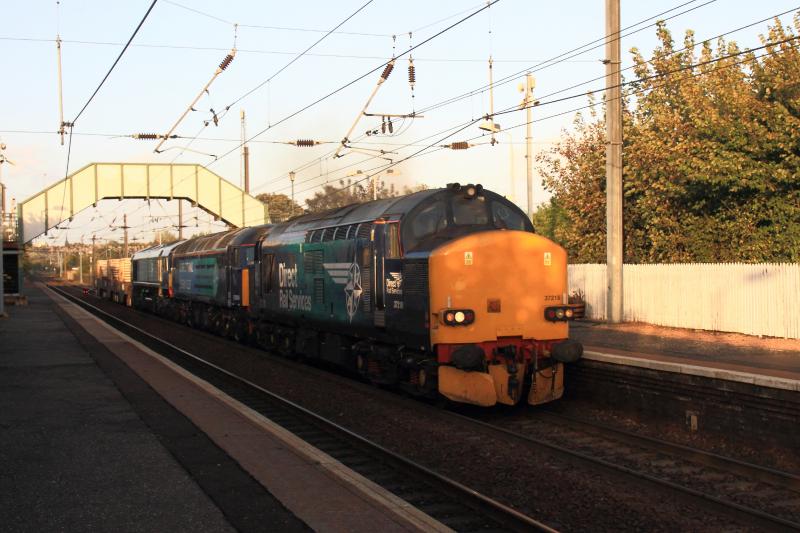 6M50 with 3 locos: 37218 doing all the work with failed 57004 & rescue loco 66433 on 6M50 running about 40 minutes late passing through Slateford on 26/09/2014. Shadows will soon be more of a problem as the trees are growing. Photo of 6M50 with 3 locos