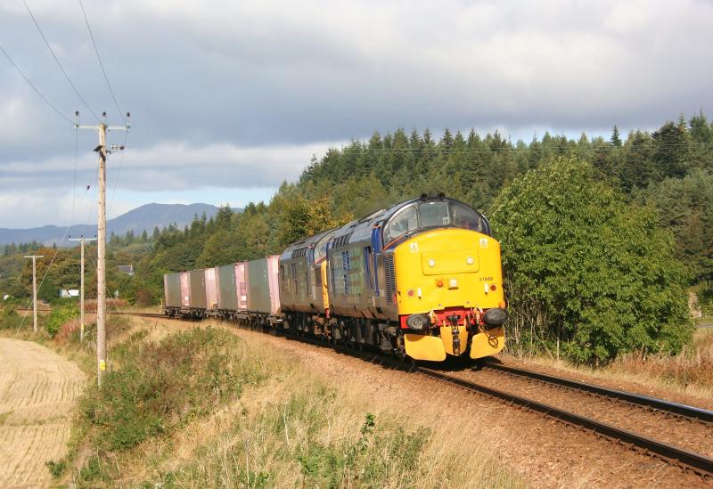 37688 37087 4Z50 Inverness to Coatbridge October 2009: For the first 2 days this working was hauled by 37's, here is 37688 and 37087 near Pitlochry with the usual load of 4 boxes Photo of 37688 37087 4Z50 Inverness to Coatbridge October 2009