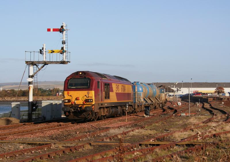 67004 RHTT Montrose October 2009: 67004 'Postie Hastie' passes through Montrose on the RHTT.
This was before the re-signalling swept away the interesting semaphores including some distant signals and gantries. Photo of 67004 RHTT Montrose October 2009