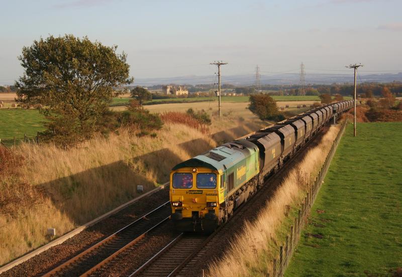 Shanks 66522 on coal at Plean October 2009: 66522 heads to Longannet passing Plean Castle Photo of Shanks 66522 on coal at Plean October 2009