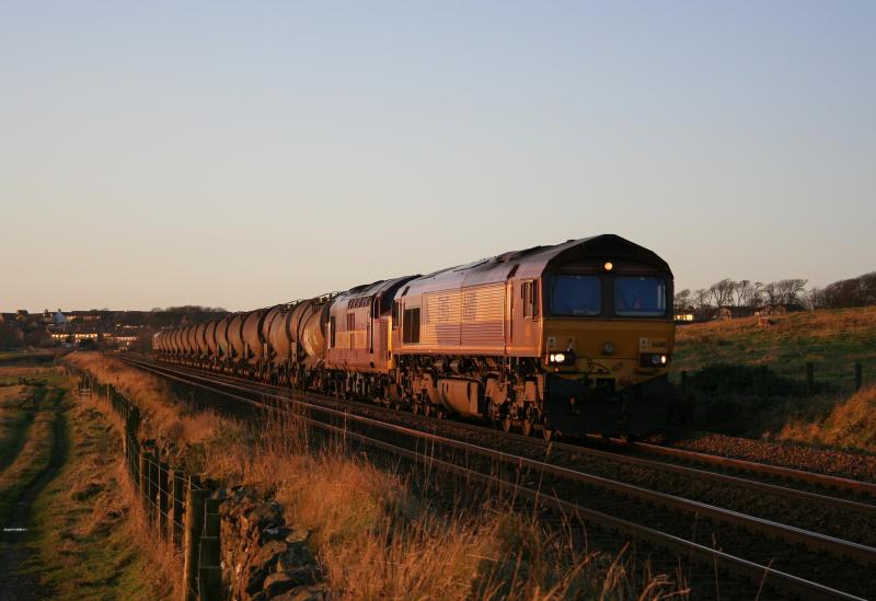 66110 37401 and 66105 on tanks December 2009: 3 locos on the Waterloo tanks approach Aberdeen behind 66110 and 37401 with 66105 on the rear Photo of 66110 37401 and 66105 on tanks December 2009