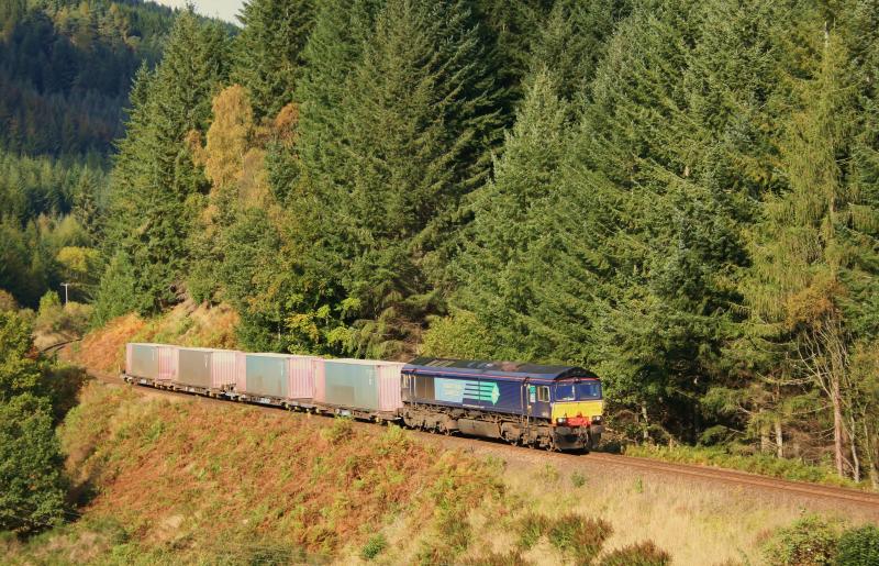 66429 4Z50 Inverness to Coatbridge Dunkeld October 2009: 66429 with the then new flow for RUSSELL's approaching Dunkeld Photo of 66429 4Z50 Inverness to Coatbridge Dunkeld October 2009