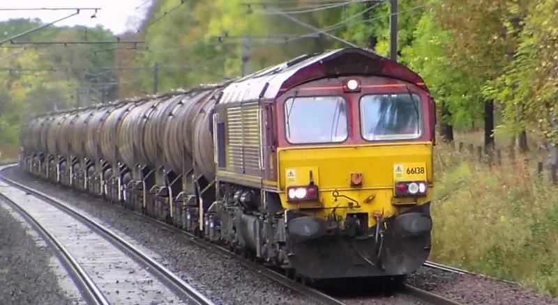 Irvine Tanks: 66138 approaches Lochwinnoch with 6R52 Mossend - Irvine Cale Paper right on time 30th Sept 2014 Photo of Irvine Tanks