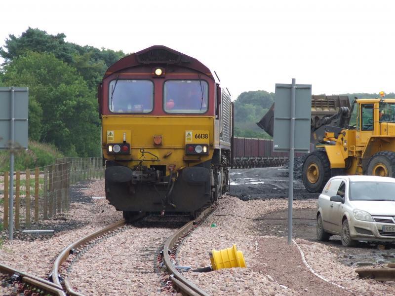 66138 in coal loading loop at Earlseat: 66138 in coal loading loop at Earlseat with original Methil Branch over to left. Photo of 66138 in coal loading loop at Earlseat