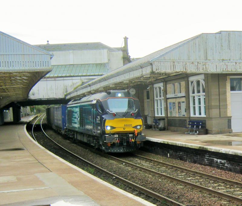 68 at Arbroath: Class 68 68005 moves thro Arbroath station on the 4A13 Grangemouth-Aberdeen on 7/10/2014. Photo of 68 at Arbroath